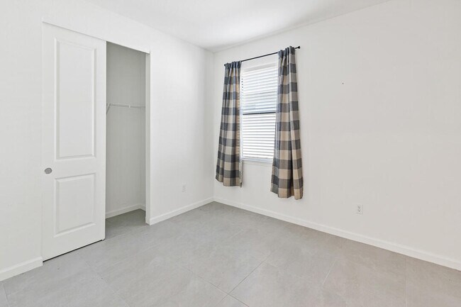 Building Photo - 758 SE Courances Dr