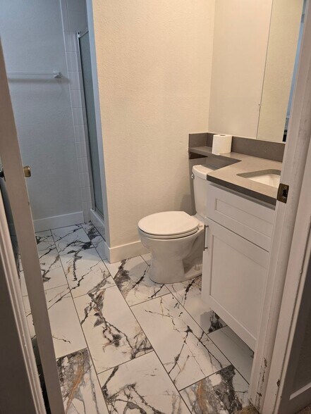 Building Photo - 443 Lincoln Cir