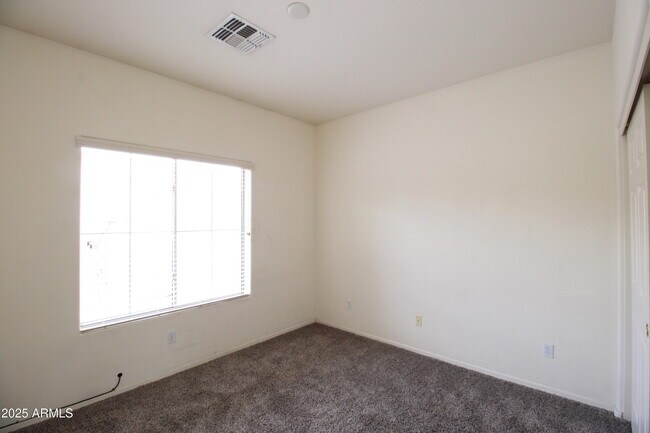 Building Photo - 2600 E Springfield Pl