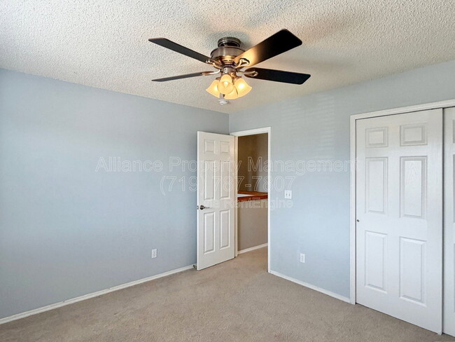 Building Photo - 2825 Dristol Dr