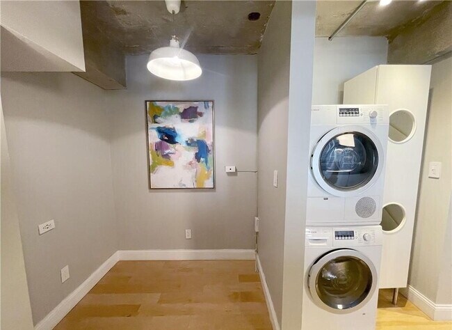 Building Photo - Bright & Spacious Unit with Natural Light