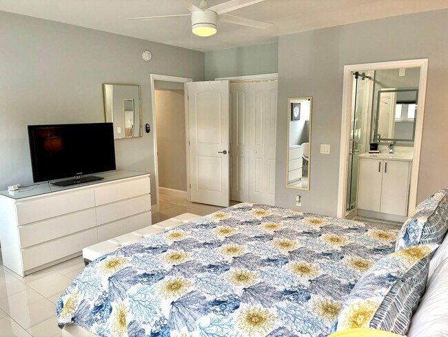 Building Photo - 1705 N Riverside Dr