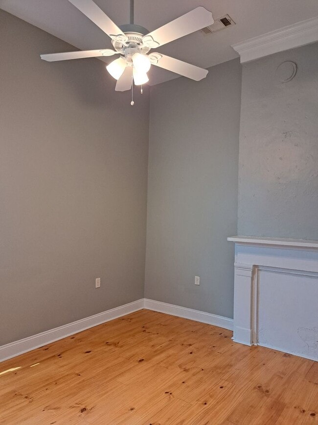 Building Photo - Single Family Home- 2 BR/2BA in Upper Mid-...
