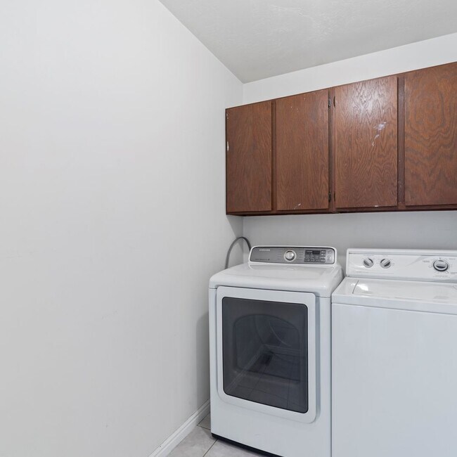 Building Photo - Large Murray 4 Bedroom Home