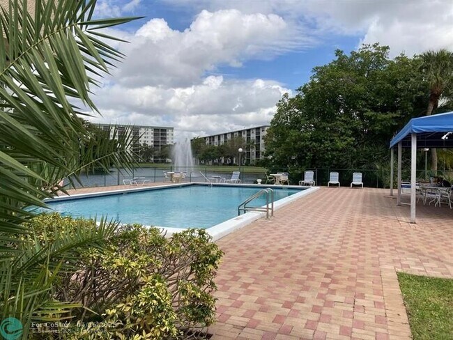 Building Photo - 2112 S Cypress Bend Dr