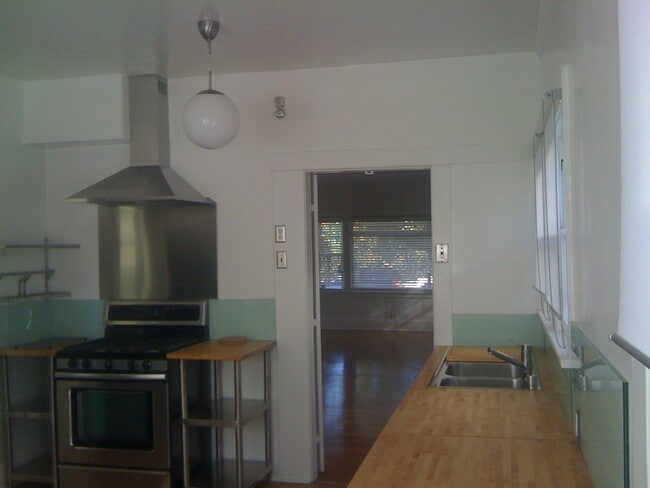 Kitchen oven - 2022 N Bronson Ave