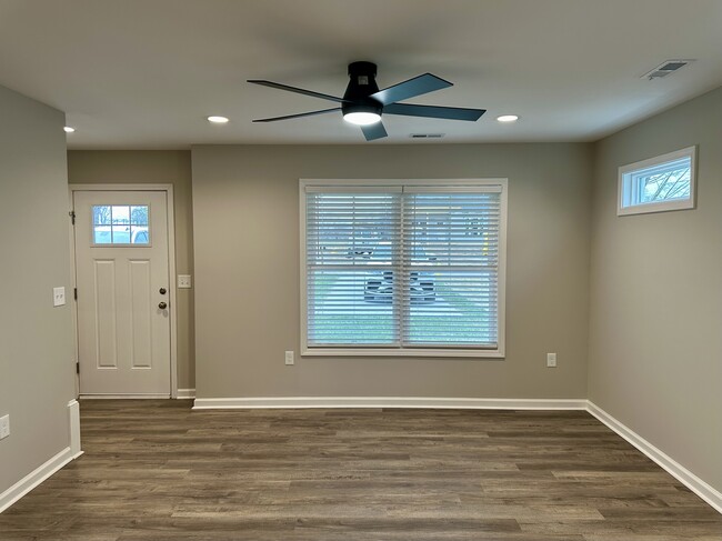 Family room w/large windows, recessed dimmable lighting, ceiling fan - 2229 Kenwood Blvd SE