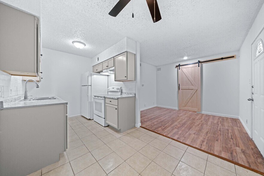 Building Photo - 9008 Galewood Dr