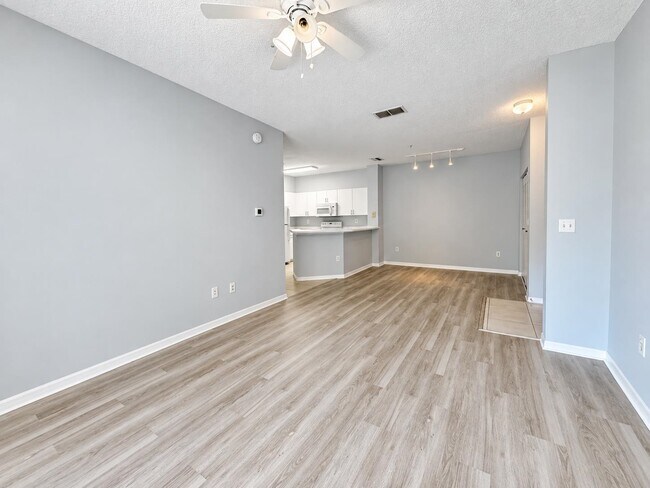 Building Photo - 615 Fairway Dr