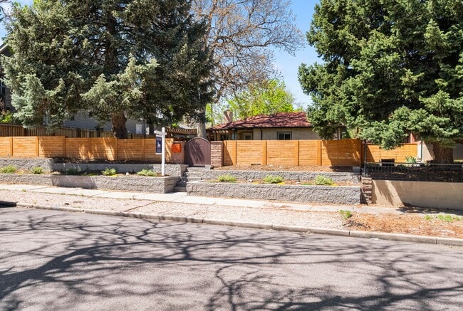 Building Photo - 2BD, 2BA South Denver Home with Bonus Room...