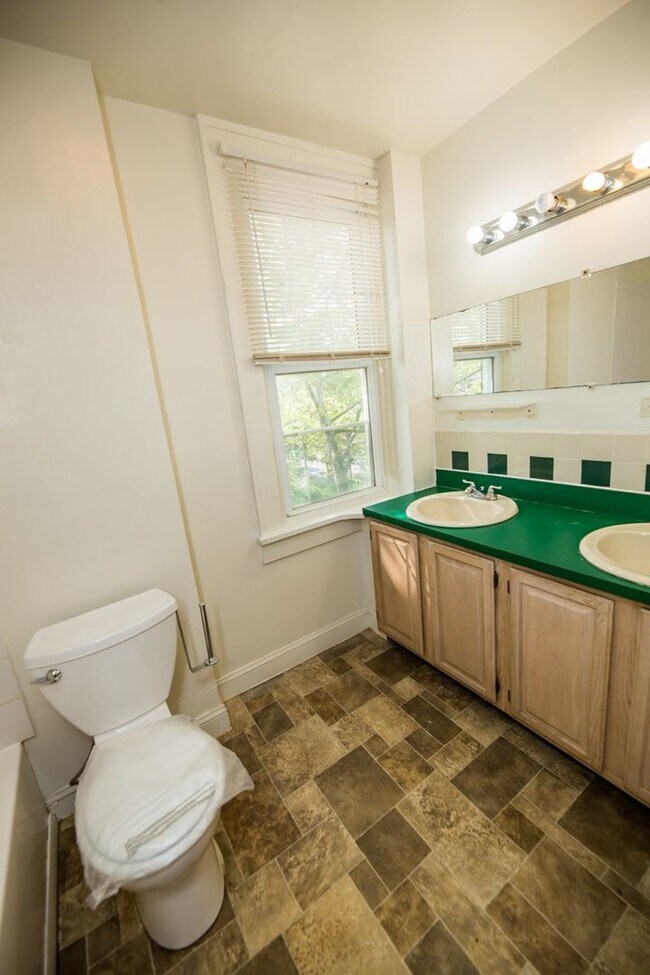 Building Photo - 2026/2027 JHU Off-Campus 5bd/3ba Charles Village w/ W/D & parking!.. Available 6/9/26