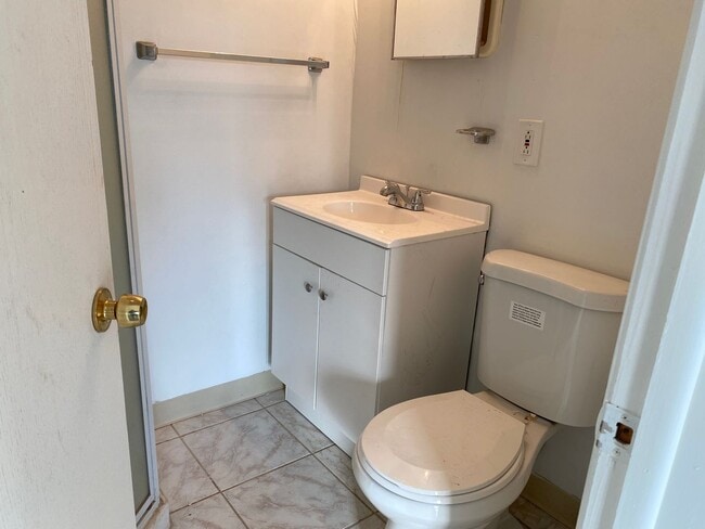 Building Photo - 3 Bedroom 2 Bath Home In Roseville