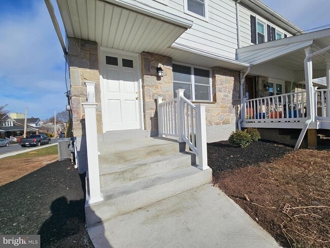 Building Photo - 301 E 4th St