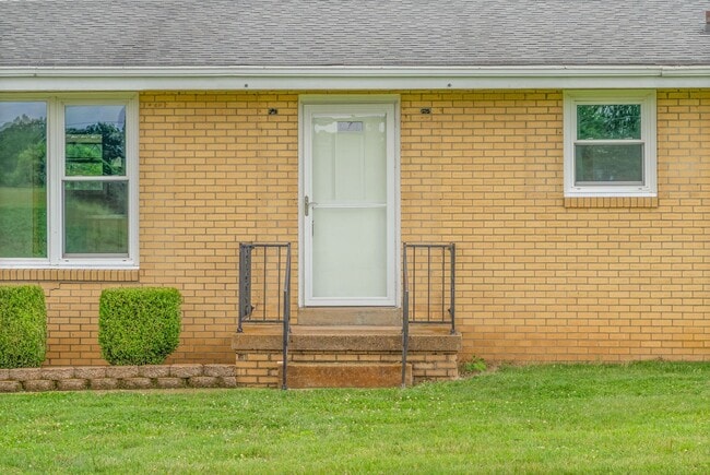 Building Photo - Pet Friendly Two Bedroom!