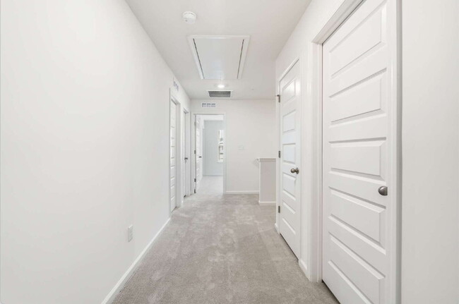 Building Photo - Spacious 3-Bed Townhouse w/ Two Car Garage