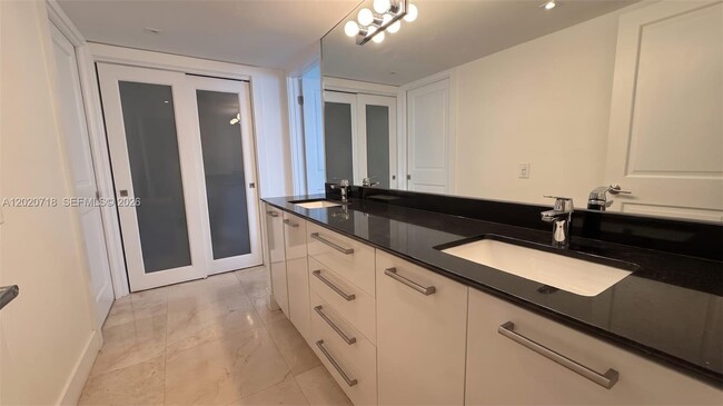 Building Photo - 1541 Brickell Ave