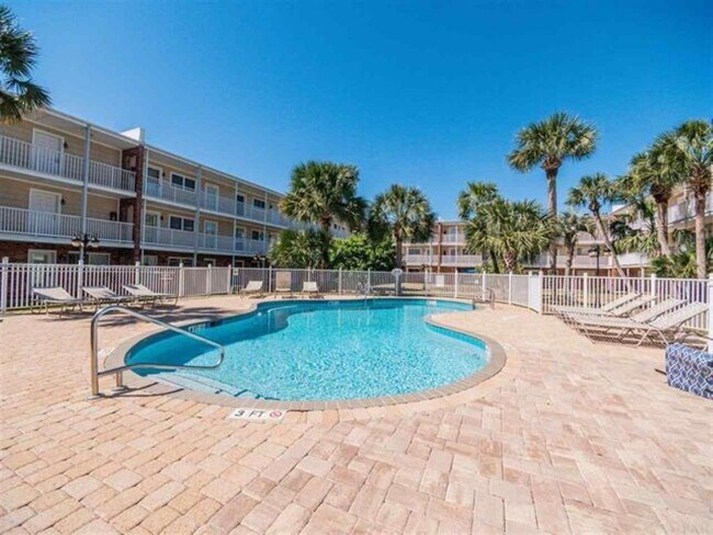 Building Photo - Updated condo in Bayview Terrace!