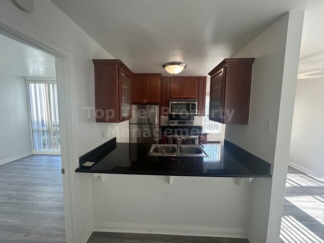 Building Photo - **Ground-Floor 1 Bed / 1 Bath Condo Near S...