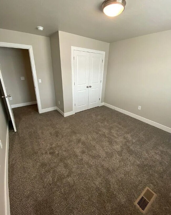 Building Photo - 3 Bedroom End-Unit Townhome in Cedar Bend – Great Cedar City Location