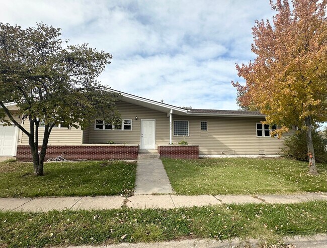 Primary Photo - Beautifully Renovated 4 bedroom / 2 bath home in cul-de-sac!