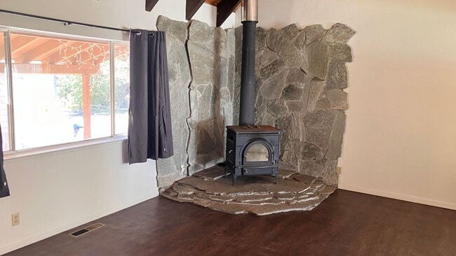 Building Photo - *LONG TERM RENTAL* Unfurnished