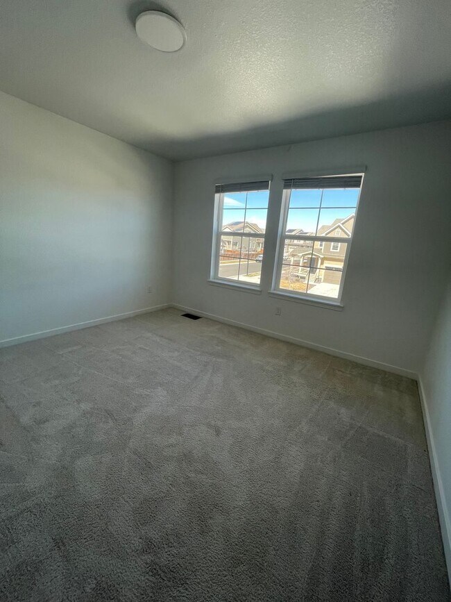 Building Photo - 3 Bedroom 2 Bath Home Available 4/1