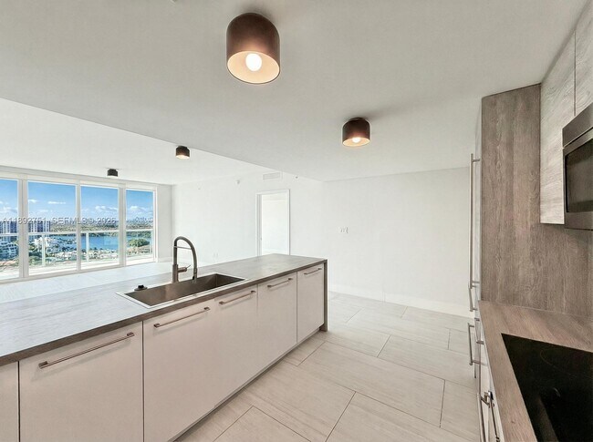 Building Photo - 400 Sunny Isles Blvd