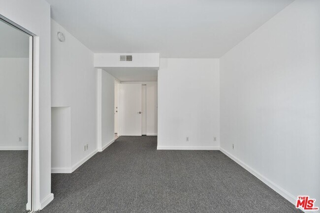 Building Photo - 114 Fleet St