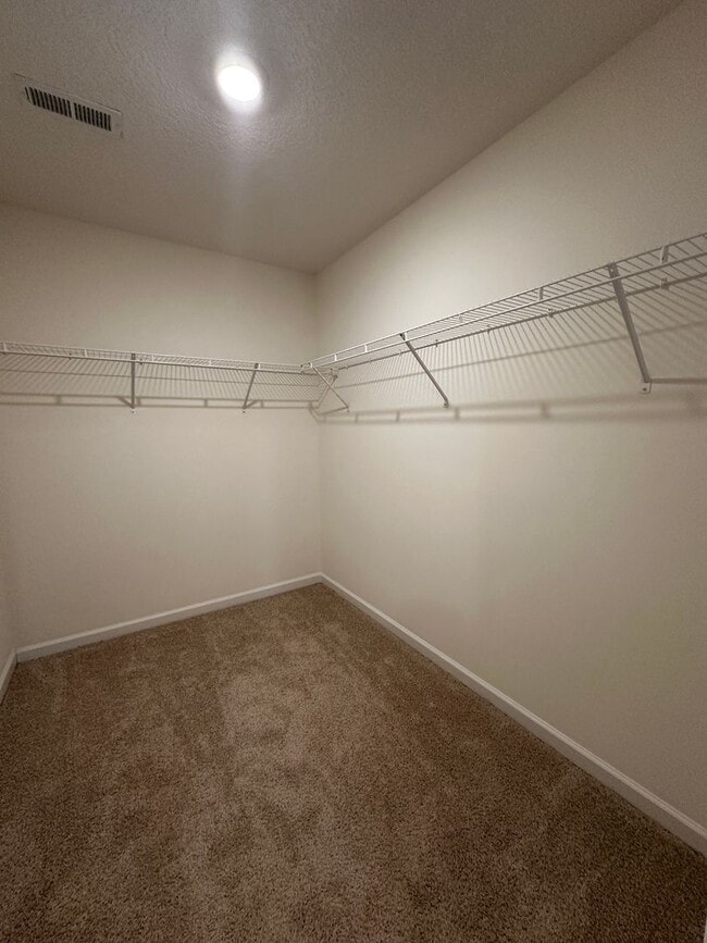 Building Photo - E. Morristown - 3 bed/2.5 bath home with garage