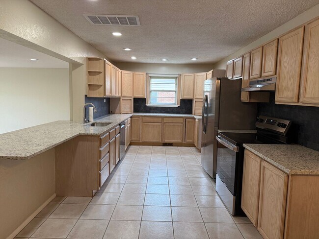 Building Photo - Welcome to this charming 3 bedroom, 2 bath...