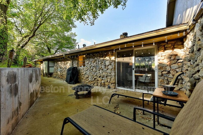 Building Photo - 4104 Mason Dr