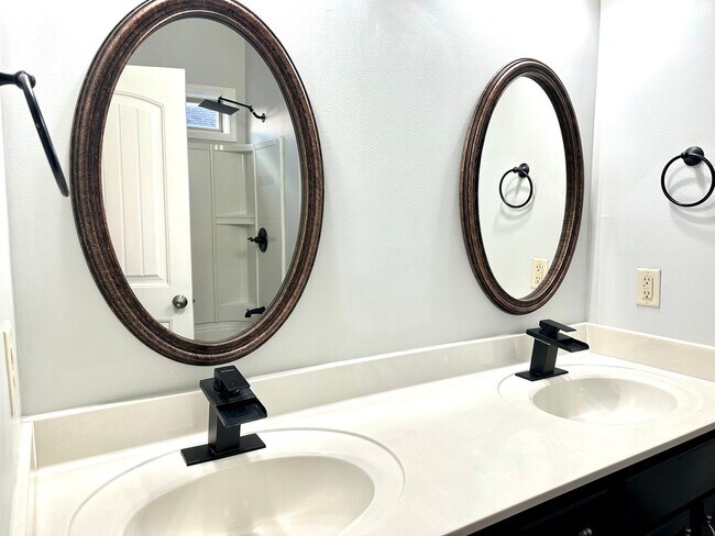 Building Photo - Move-In Special Available! Beautiful Singl...