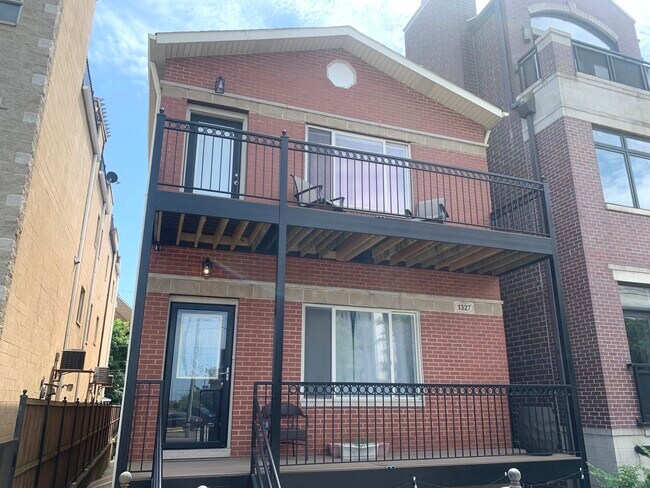 Building Photo - 1327 W Walton St