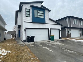 Building Photo - 4-bedroom, 3.5-bathroom West Fargo Single-Family Home w/ 3 Stall Garage