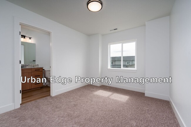 Building Photo - 2 bed 2.5 bath cute row home