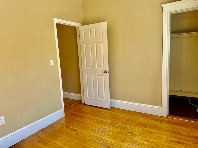 Building Photo - 74 Egmont St