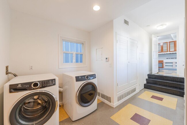 Building Photo - 720 8th St
