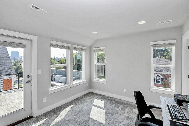 Building Photo - End Unit in SOUTH END