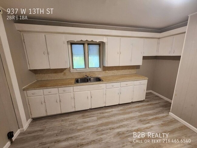 Building Photo - 937 W 13th St