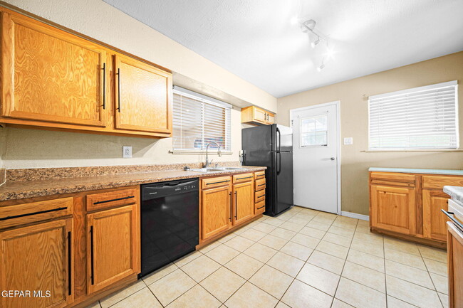 Building Photo - 5656 Kensington Cir