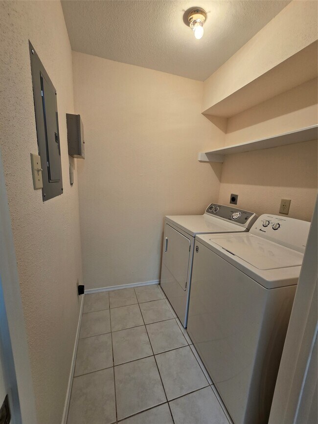 Building Photo - 9797 Leawood Blvd