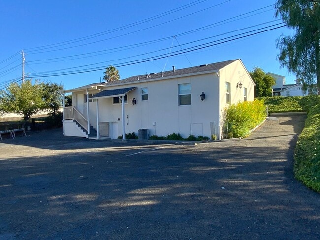 Building Photo - Beautifully remodeled 3 bedroom 2 bath Pin...