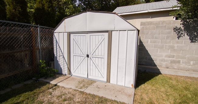 Building Photo - 1487 N Quincy Ave