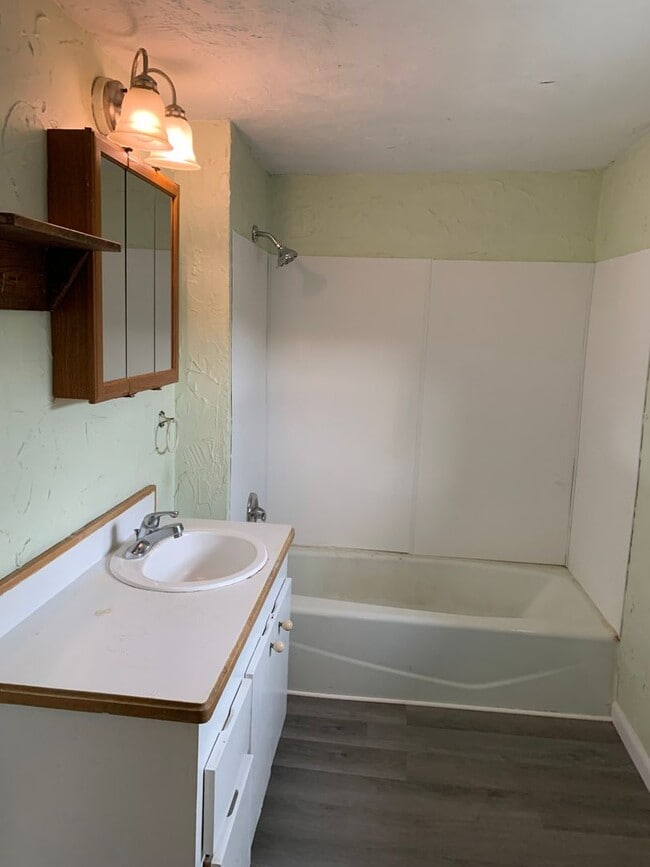 Building Photo - 3 bedroom, one bathroom home located in Jo...