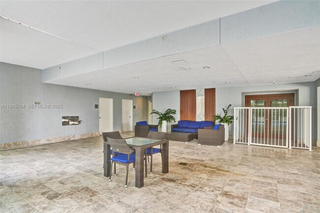 Building Photo - 170 SE 14th St