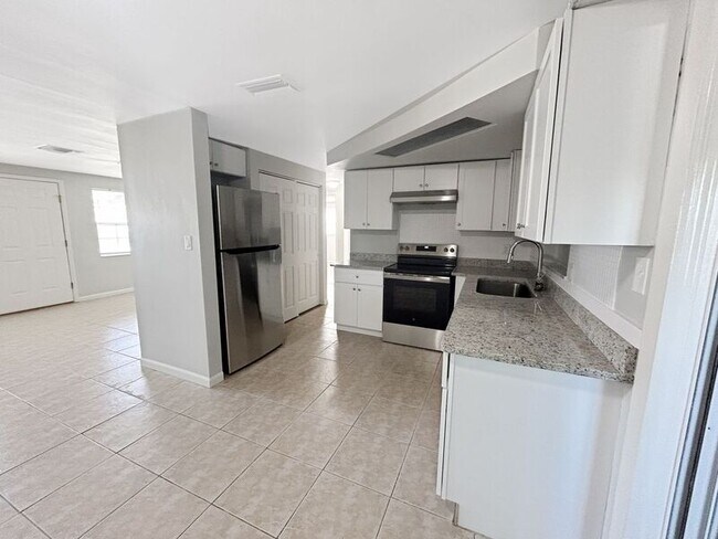 Building Photo - 3034 Primrose Dr