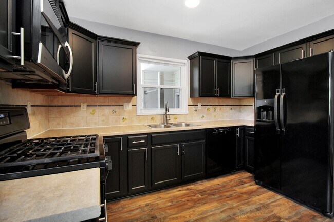 Building Photo - 3 bedroom 2 bath home in a great area filled with tons of extras you will LOVE!