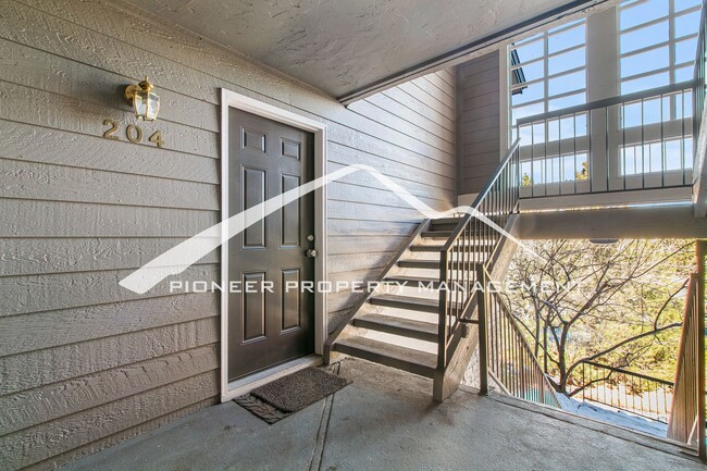 Building Photo - Cozy Condo with Balcony and Washer/Dryer