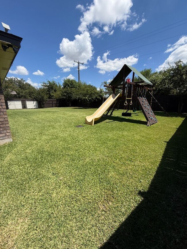 Building Photo - Spacious 4BR Home with Fireplace & Large B...
