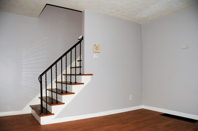 Building Photo - 926 S Harris Ave